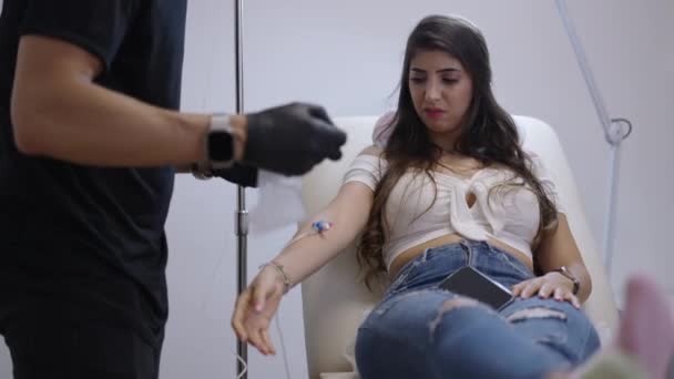 Arzt Entfernt Vom Arm Schmerzhafter Patienten Horizontal Video — Stockvideo