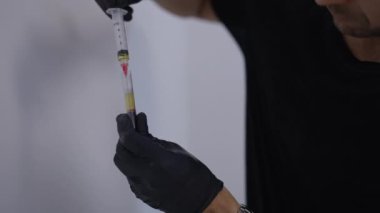 Doktor şırıngaları bir kan tüpünden alındı - 4K yatay video
