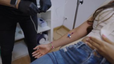 Bir klinikteki hasta kolu üzerinden erkek kolları bağlanıyor - 4K Yatay video