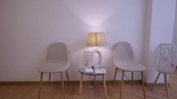 Κάμερα Δείχνει Καρέκλες Και Ένα Μικρό Τραπέζι Λάμπα Healthcare Έννοια — Αρχείο Βίντεο