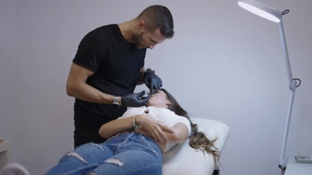 筋肉スペインの医師は 患者の顔に注射を行います 4K水平ビデオ — ストック動画