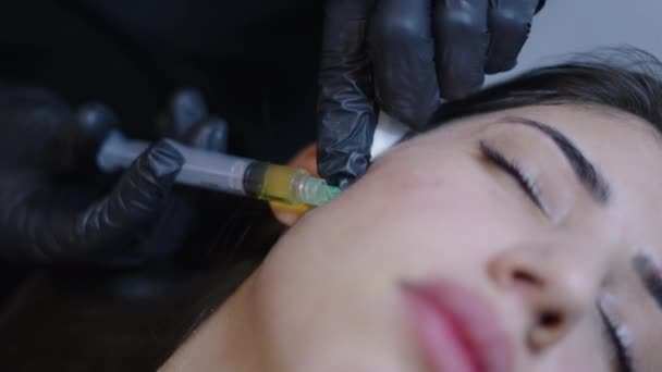 プリップ注射を受けた美しい女性の顔 4K水平ビデオ — ストック動画