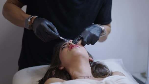医師は注射後の唇領域をきれいにする ヘルスケアコンセプト — ストック動画