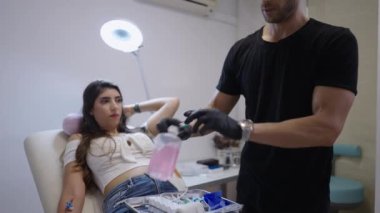 Doktor, hasta için serumu C vitamini ile hazırlıyor. 4K yatay video.