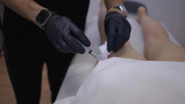 Lekarz Wstrzykujący Igłę Nogę Pacjenta Mezoterapią Healthcare — Wideo stockowe
