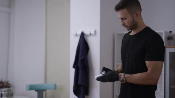 Ein Muskulöser Schwarz Gekleideter Arzt Verteilt Lidokain Behandelnden Beinbereich Healthcare — Stockvideo
