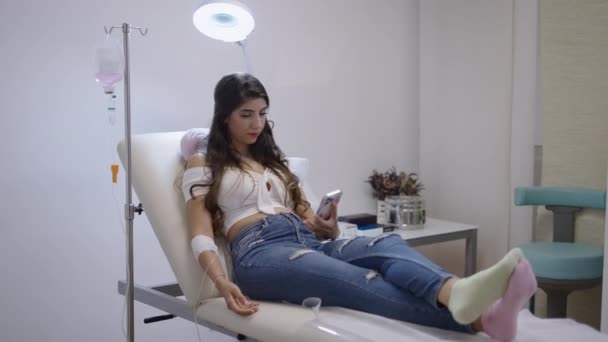 美しいブルネットの女性はセラピー治療を受けながらセルフィーを取ります 4K水平ビデオ — ストック動画