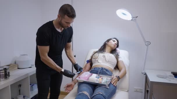 Brunette Meisje Zoek Pijn Als Arts Injecteert Haar Arm Met — Stockvideo