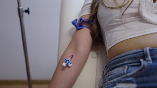 Ivを注入した女性の腕 医師がIv 4K水平ビデオに触れている間 — ストック動画