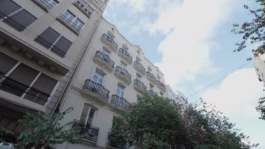 İspanya 'da beyaz bir binanın dış görünüşü - Sağlık hizmetleri kavramı