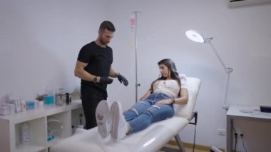 Doktor serumu hastaların koluna takıyor. Seroterapi tedavisi görüyor. 4K yatay video.