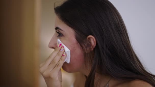 セラピー治療後のガーゼで彼女の顔に触れる少女 4K水平ビデオ — ストック動画