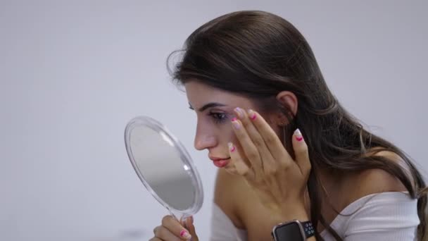 Ένα Μελαχρινό Κορίτσι Κοιτιέται Στον Καθρέφτη Μετά Θεραπεία Υαλουρονικό Οξύ — Αρχείο Βίντεο
