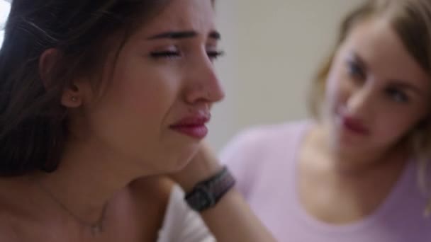 Брюнетка Дівчина Плаче Від Болю Своїм Другом Концепція Охорони Здоров — стокове відео