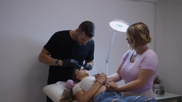 Mooie Brunette Vrouw Springt Pijn Van Injectie Gezondheidszorg Concept — Stockvideo