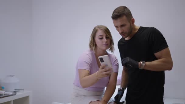 Mädchen Zeigt Ihrem Arzt Etwas Auf Ihrem Handy Gesundheitskonzept — Stockvideo