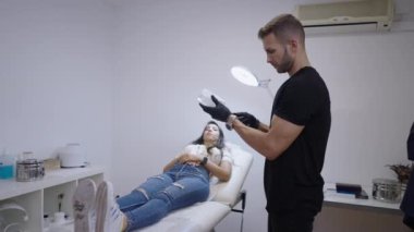 Kafkas doktoru hasta yatarken seruma sıvı enjekte ediyor. 4K yatay video.