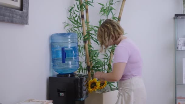 Menina Loira Bonita Bebe Copo Água Uma Clínica Conceito Healthcare — Vídeo de Stock