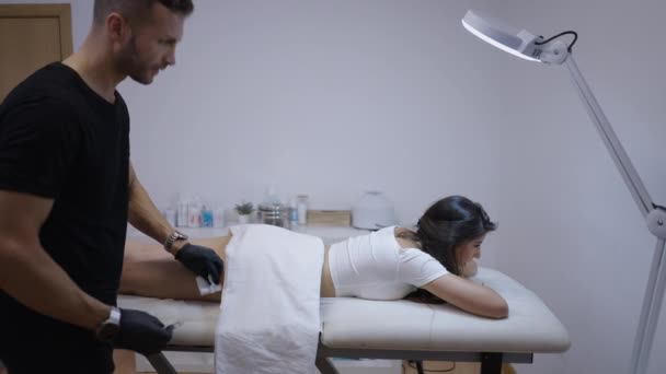 Blank Meisje Klaagt Pijn Door Injecties Die Krijgt Healthcare — Stockvideo