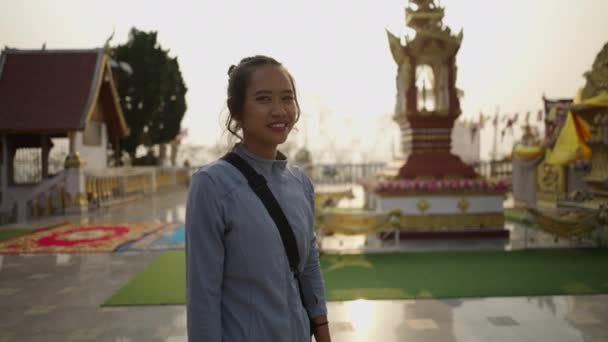 Thai Κορίτσι Περπατά Μέσα Από Ένα Βουδιστικό Ναό Βουδιστική Έννοια — Αρχείο Βίντεο