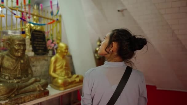 Asiatisk Brunette Jente Går Rundt Tempel Ser Hennes Omgivelser Buddhistisk – stockvideo