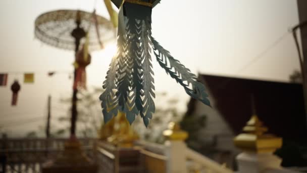 Ένα Θρησκευτικό Αντικείμενο Κρέμεται Έξω Από Ένα Ναό Στην Ταϊλάνδη — Αρχείο Βίντεο