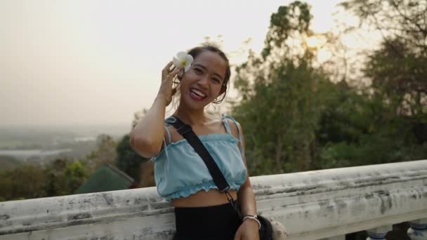 Тайская Женщина Цветком Волосах Улыбается Смотрит Буддийская Концепция — стоковое видео