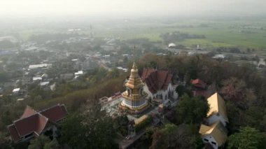 Tayland 'da altın bir tapınağın havadan görünüşü - Budist konsepti