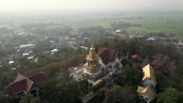 Αεροφωτογραφία Ενός Χρυσού Ναού Στην Ταϊλάνδη Βουδιστική Έννοια — Αρχείο Βίντεο