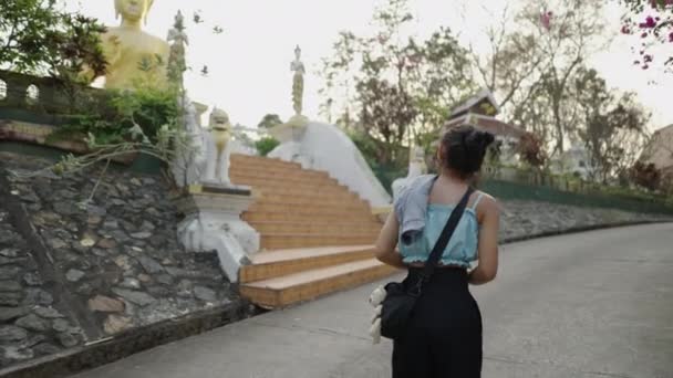 Ασιάτισσα Μελαχρινή Γυναίκα Περπατά Προς Θρησκευτικό Άγαλμα Βουδιστική Έννοια — Αρχείο Βίντεο