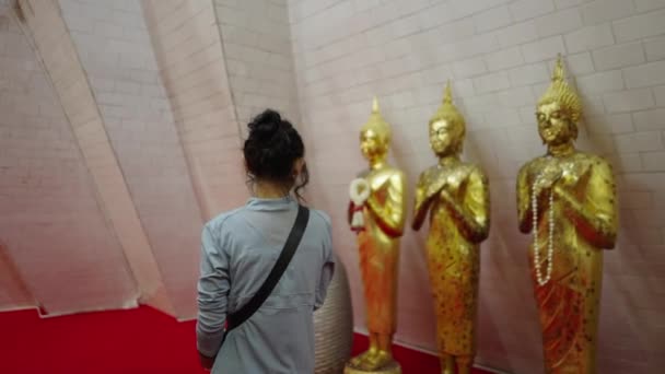 Chica Irreconocible Adora Estatua Sagrada Oro Concepto Budista — Vídeo de stock
