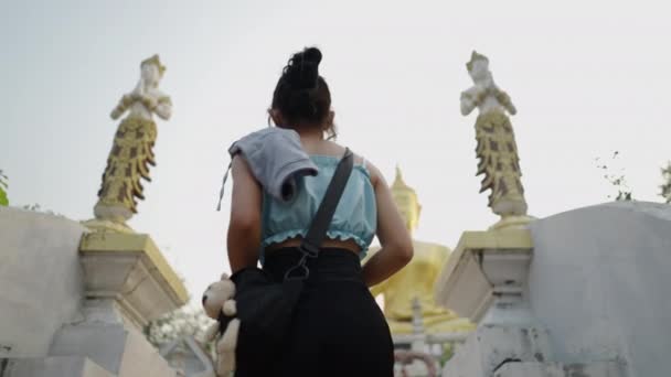 Thais Meisje Nadert Een Gouden Religieus Standbeeld Boeddhist Concept — Stockvideo