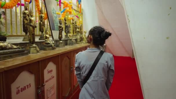 Μέσα Ένα Ιερό Ναό Μια Μελαχρινή Γυναίκα Παρατηρεί Στην Ταϊλάνδη — Αρχείο Βίντεο