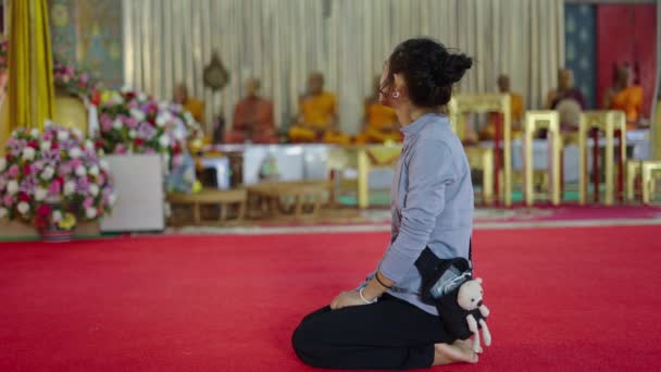 Spännande Orientalisk Flicka Överväger Ett Heligt Monument Buddhistisk Begrepp — Stockvideo