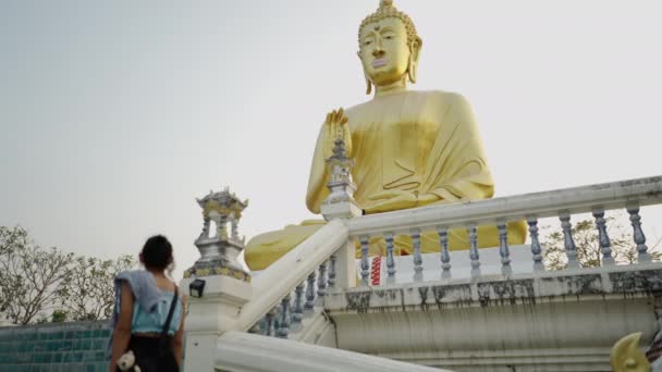 Mörkhårig Kvinna Klättrar Upp För Att Ett Heligt Monument Buddhistiskt — Stockvideo