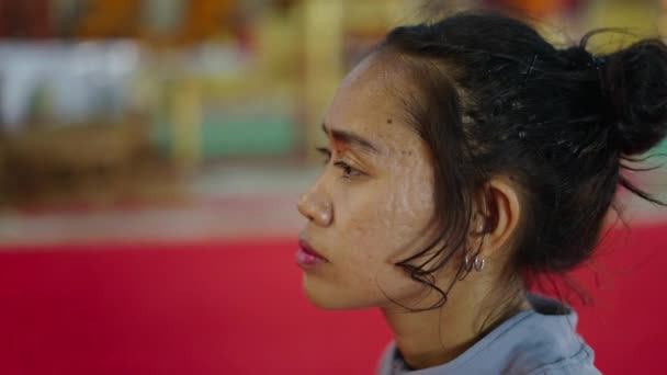 Κλείσιμο Μιας Ταϊλανδέζας Που Κοιτάζει Κάτι Βουδιστική Ιδέα — Αρχείο Βίντεο