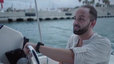 Tekne süren ve kahkahalarla gülen bir çocuğun yakın çekimi.