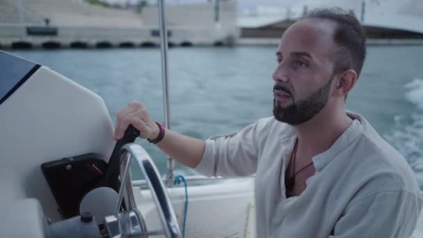 Primo Piano Uomo Concentrato Alla Guida Una Barca Stile Vita — Video Stock
