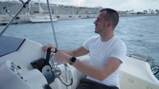 Homem Espanhol Dirige Barco Sorri Estilo Vida Luxuoso — Vídeo de Stock