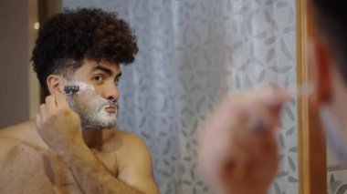 Latin Amerikalı çocuk evdeki banyoda tıraş oluyor - 4K yatay video
