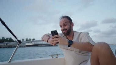 Çocuk cep telefonunda lüks bir hayat tarzında bir şeye bakarken eğleniyor.