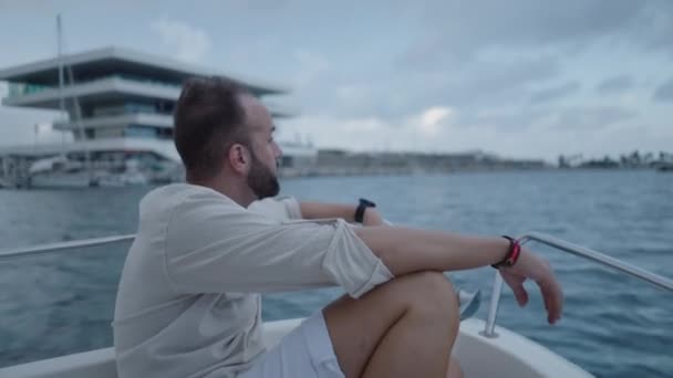 Menino Sentado Calmamente Barco Olhando Redor Estilo Vida Luxo — Vídeo de Stock