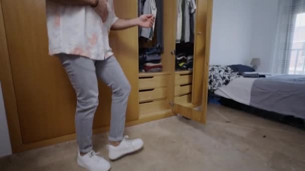 自宅で鏡の前で踊るひげを持つ男 4K水平ビデオ — ストック動画