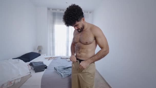Homem Desfaz Botão Suas Calças Caminha Para Seu Guarda Roupa — Vídeo de Stock