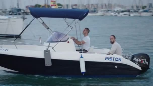 Deux Hommes Sur Bateau Arrivant Port Valence Style Vie Luxe — Video