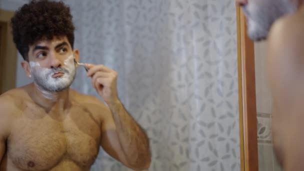 ミラーの前で武装した男剃り 4K水平ビデオ — ストック動画
