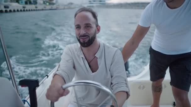 Dois Caras Barco Rindo Algo Espanha Estilo Vida Luxuoso — Vídeo de Stock