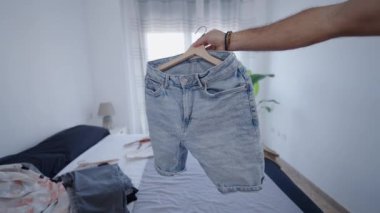 Kot şortlar bir odada gösteriliyor - 4K Yatay video
