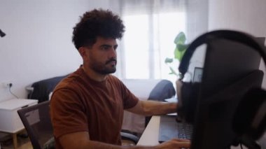 İspanya 'da çalışan yakışıklı Venezuelalı adam - 4K Yatay video