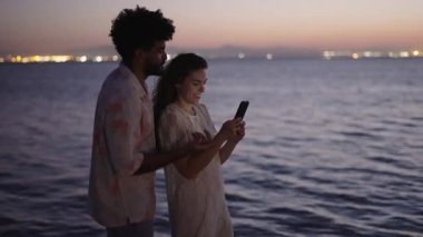 Albufera 'daki akıllı telefon hakkında birkaç yorum - 4K Yatay Video